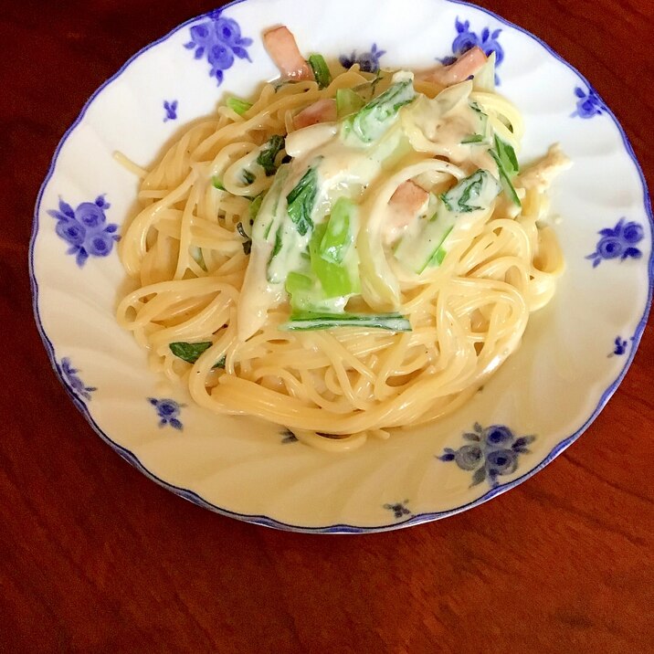 ベーコンと小松菜と玉ねぎの牛乳パスタ。